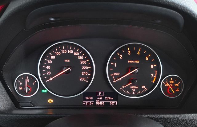 BMW 320i 2.0L  第7張相片