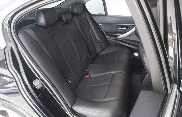 BMW 320i 2.0L  第9張相片