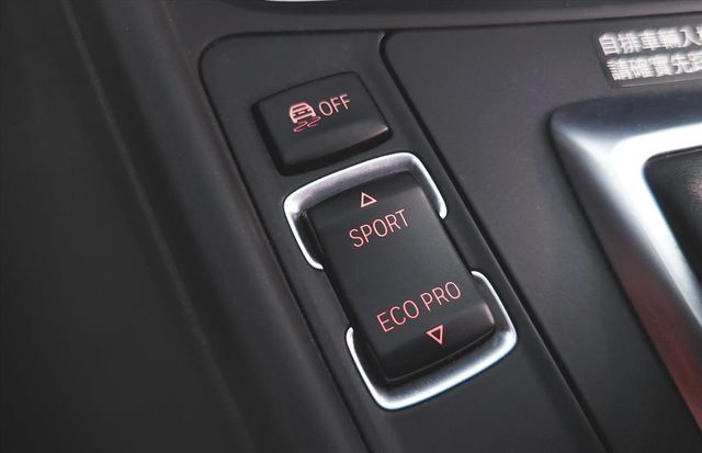 BMW 320i 2.0L  第16張相片