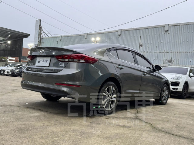 HYUNDAI現代 ELANTRA  第7張相片