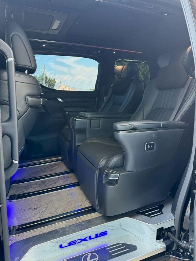 LEXUS凌志 LM300H  第9張相片