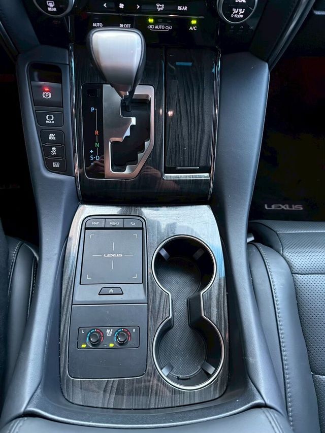 LEXUS凌志 LM300H  第14張相片