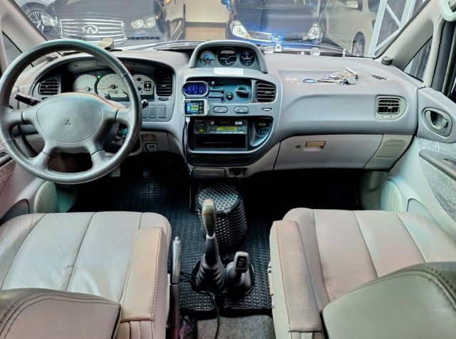 4WD 露營車 變頻冷氣 400ah電池 4千瓦逆變器 220*150全尺寸大床 室內變化多 全車大整理無待修改裝數十萬  第6張相片