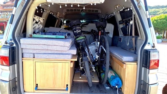 4WD 露營車 變頻冷氣 400ah電池 4千瓦逆變器 220*150全尺寸大床 室內變化多 全車大整理無待修改裝數十萬  第13張相片