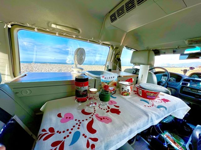 4WD 露營車 變頻冷氣 400ah電池 4千瓦逆變器 220*150全尺寸大床 室內變化多 全車大整理無待修改裝數十萬  第14張相片