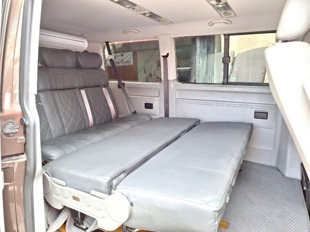 一手車 有認證 只跑8萬 短軸8人座 改露營車 車美功能多 改裝床椅 600AH電池 駐車冷氣 逆變器 商務自用休閒皆宜  第13張相片