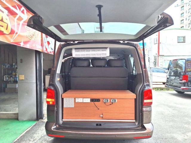 一手車 有認證 只跑8萬 短軸8人座 改露營車 車美功能多 改裝床椅 600AH電池 駐車冷氣 逆變器 商務自用休閒皆宜  第18張相片