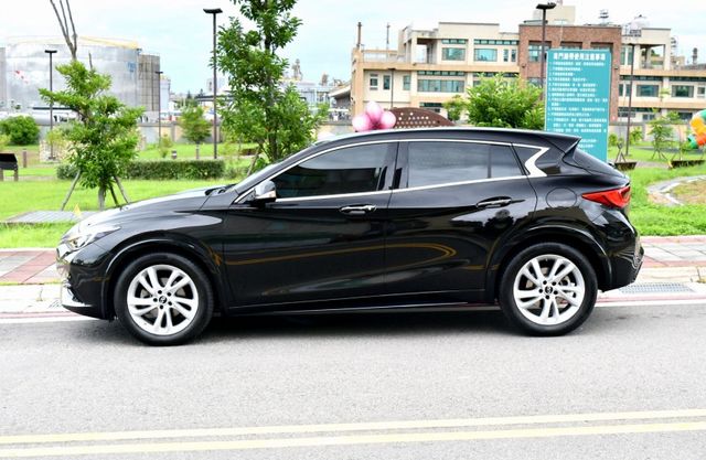 一手女用車庫車 有認證 頂級風尚版 跑少 全程原廠保養 ACC跟車 全景天窗 環景 車美無待修 享一年2萬保固 可全貸  第5張相片