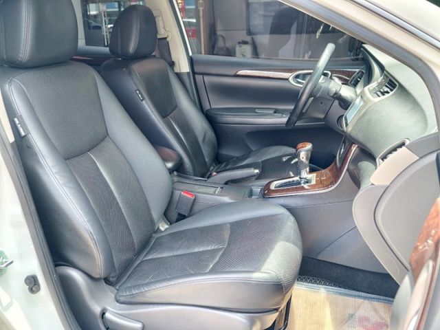 認證車 跑少 定期保養 車況極佳 享一年2萬保固 I-KEY 摸門 電動椅 恆溫 定速 導航 藍芽 倒顯 0頭款 可全貸  第7張相片