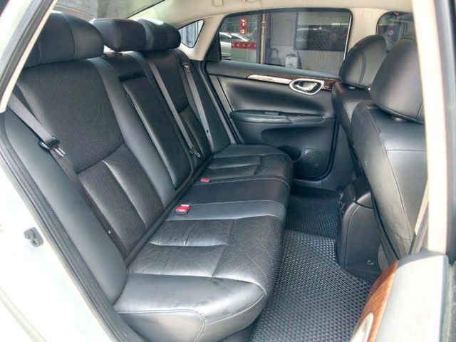 認證車 跑少 定期保養 車況極佳 享一年2萬保固 I-KEY 摸門 電動椅 恆溫 定速 導航 藍芽 倒顯 0頭款 可全貸  第8張相片