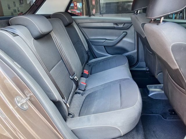 一手車 有認證 定期保養 無碰撞 車美無暇疵 ACC跟車 好開省油又安全 0頭款 可全貸  第8張相片