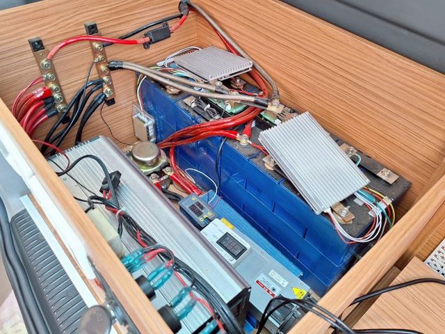 認證車 自用車 跑少 短軸8人座 加裝駐車冷氣 600Ah電池 2張床椅 可車宿露營 載人 0頭款 可全貸  第15張相片