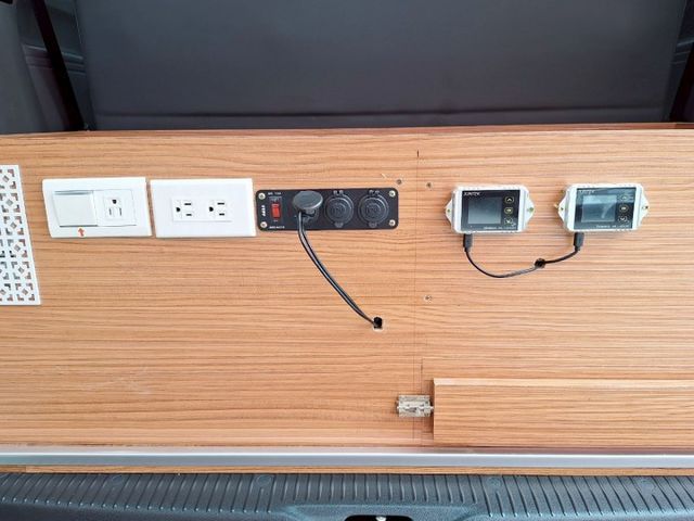 認證車 自用車 跑少 短軸8人座 加裝駐車冷氣 600Ah電池 2張床椅 可車宿露營 載人 0頭款 可全貸  第16張相片