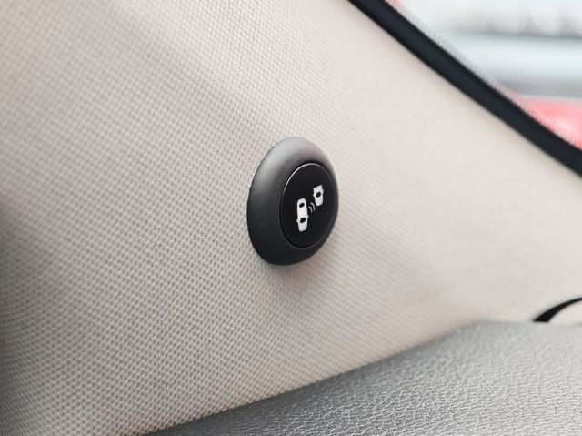 認證車 X-LINE版 只跑3萬多 全車美茲茲 定速 盲點 導航 恆溫 倒車顯影 0頭款 可全貸  第15張相片