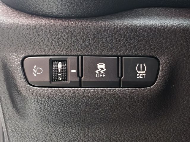 認證車 X-LINE版 只跑3萬多 全車美茲茲 定速 盲點 導航 恆溫 倒車顯影 0頭款 可全貸  第16張相片