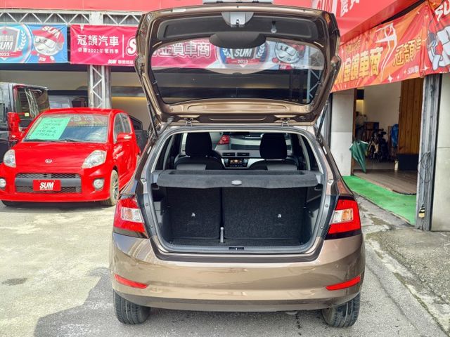 一手車 有認證 定期保養 無碰撞 車美無暇疵 ACC跟車 好開省油又安全 0頭款 可全貸  第16張相片