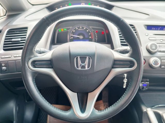 一手車庫車 前車主很顧車 車況很好 無待修 經典銷售冠軍車種 好開好養沒毛病 輕鬆擁有 代步車首選  第8張相片