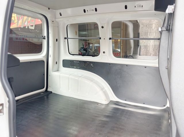 認證車 1.2 TSI 貨車版 稅金極省 油耗極低 好開沒毛病 工作的好幫手 0頭款 可全貸  第10張相片