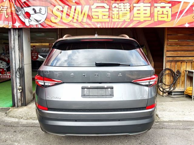 認證車 最頂級 尊榮版 只要五折價 輕鬆擁有 懂得人都懂 超高C/P質 4X4 七人座 全景天窗 只跑5萬 原廠保固中  第4張相片