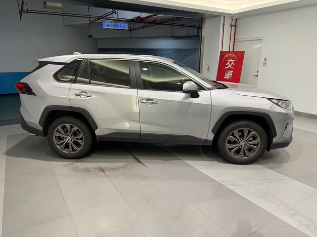 RAV4 2.0  第4張相片