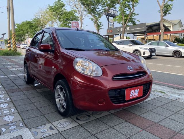 2018年 Nissan  March  1.5cc 傳奇版 原鈑件 外型圓潤可愛 小巧靈活 寬敞空間 最貼心的都市小車  第3張相片