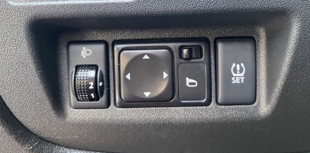 2018年 Nissan  March  1.5cc 傳奇版 原鈑件 外型圓潤可愛 小巧靈活 寬敞空間 最貼心的都市小車  第19張相片