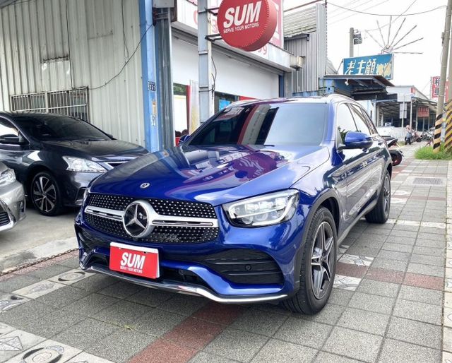 2021年式 M-BENZ GLC300 AMG 4MATIC 2.0 總代理 輕油電 僅跑5萬公里 最暢銷德系休旅車  第1張相片