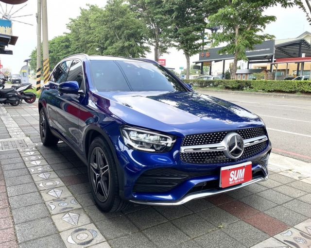 2021年式 M-BENZ GLC300 AMG 4MATIC 2.0 總代理 輕油電 僅跑5萬公里 最暢銷德系休旅車  第3張相片