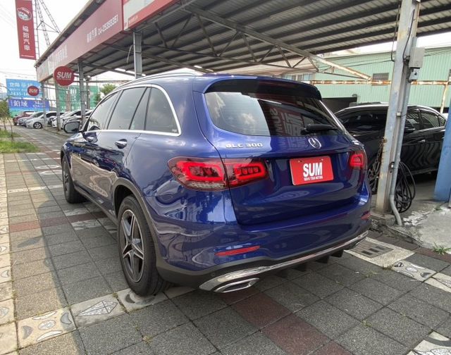 2021年式 M-BENZ GLC300 AMG 4MATIC 2.0 總代理 輕油電 僅跑5萬公里 最暢銷德系休旅車  第4張相片
