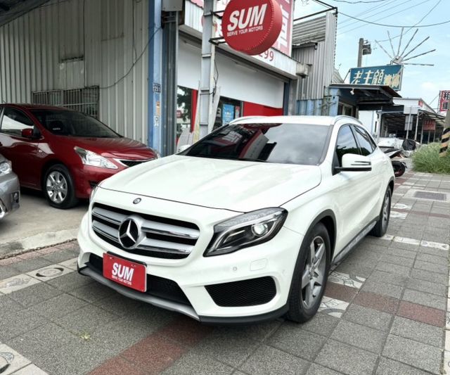 2015年式 M-BENZ 總代理 AMG GLA200 1.6 車況優 僅跑2萬公里 雙電動椅 電尾門 賓士跨界小休旅  第1張相片