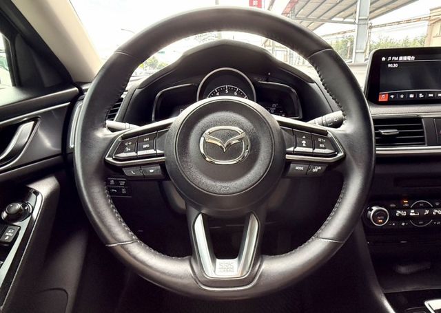 2019年 Mazda 3 5D 2.0 尊榮安全版 原鈑件 ACC跟車 恆溫 電動座椅 魂動美型設計 年輕人的愛款  第11張相片