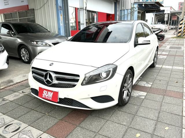 2015年式 M-Benz 總代理 A200 1.6 原鈑件 電動跑車座椅  全景天窗 外型時尚 小姊姊們的最愛款  第1張相片