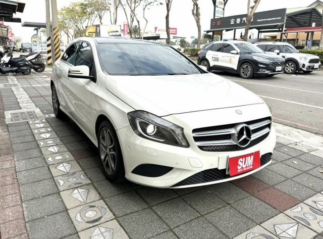 2015年式 M-Benz 總代理 A200 1.6 原鈑件 電動跑車座椅  全景天窗 外型時尚 小姊姊們的最愛款  第3張相片