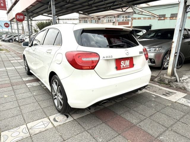 2015年式 M-Benz 總代理 A200 1.6 原鈑件 電動跑車座椅  全景天窗 外型時尚 小姊姊們的最愛款  第4張相片