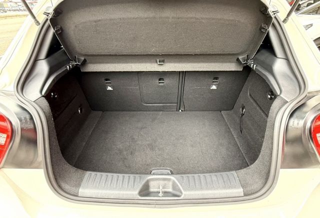 2015年式 M-Benz 總代理 A200 1.6 原鈑件 電動跑車座椅  全景天窗 外型時尚 小姊姊們的最愛款  第8張相片