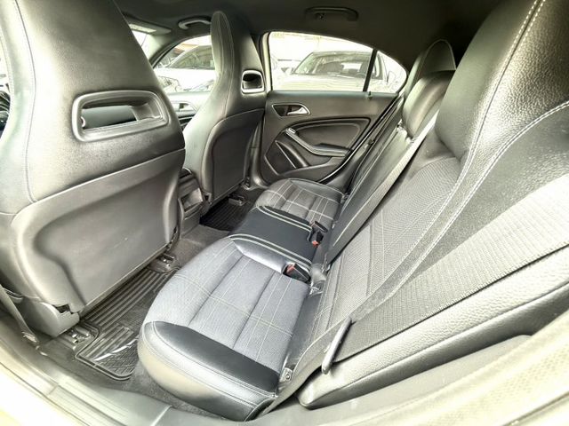 2015年式 M-Benz 總代理 A200 1.6 原鈑件 電動跑車座椅  全景天窗 外型時尚 小姊姊們的最愛款  第14張相片