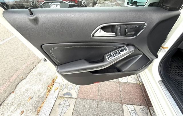 2015年式 M-Benz 總代理 A200 1.6 原鈑件 電動跑車座椅  全景天窗 外型時尚 小姊姊們的最愛款  第15張相片