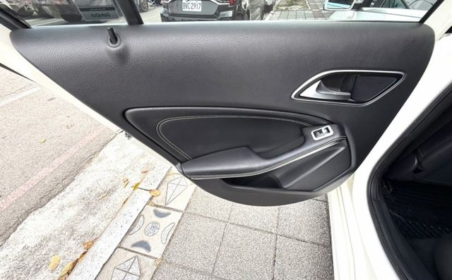 2015年式 M-Benz 總代理 A200 1.6 原鈑件 電動跑車座椅  全景天窗 外型時尚 小姊姊們的最愛款  第16張相片