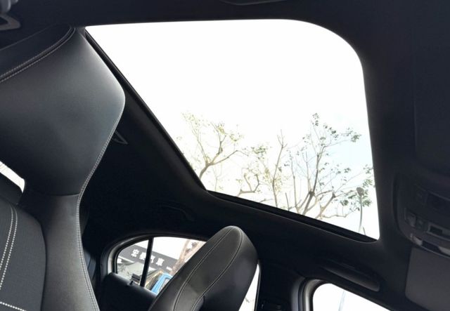 2015年式 M-Benz 總代理 A200 1.6 原鈑件 電動跑車座椅  全景天窗 外型時尚 小姊姊們的最愛款  第18張相片