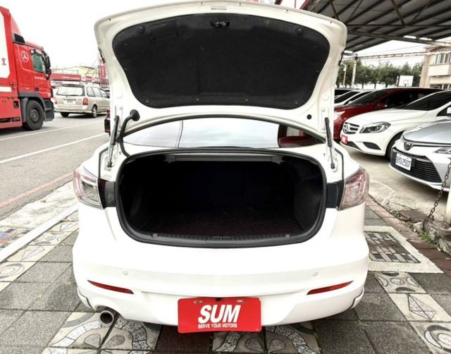 2011年 Mazda  3  4D  2.0  尊貴型 天窗 換檔撥片 加裝大螢幕安卓機 帥氣 車況優 年輕人購車首選  第7張相片