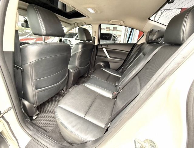 2011年 Mazda  3  4D  2.0  尊貴型 天窗 換檔撥片 加裝大螢幕安卓機 帥氣 車況優 年輕人購車首選  第14張相片