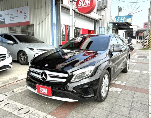 2017年式 M-BENZ GLA180 1.6T 總代理 原鈑件 電動座椅 電動尾門 倒車顯影 簡約時尚歐系輕休旅  第1張相片