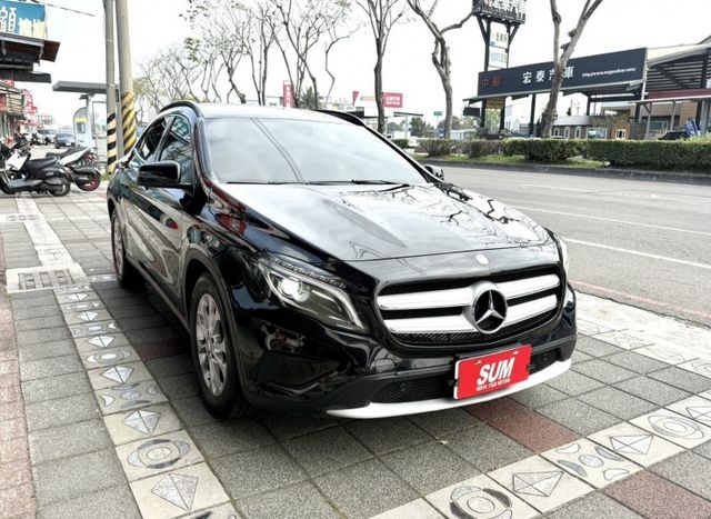 2017年式 M-BENZ GLA180 1.6T 總代理 原鈑件 電動座椅 電動尾門 倒車顯影 簡約時尚歐系輕休旅  第3張相片