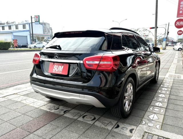 2017年式 M-BENZ GLA180 1.6T 總代理 原鈑件 電動座椅 電動尾門 倒車顯影 簡約時尚歐系輕休旅  第5張相片