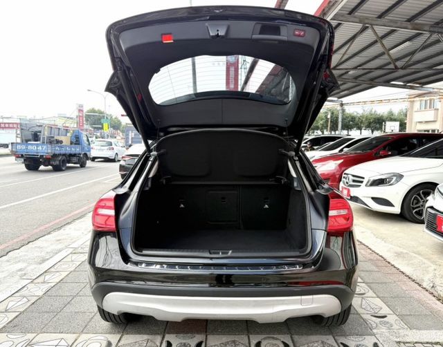 2017年式 M-BENZ GLA180 1.6T 總代理 原鈑件 電動座椅 電動尾門 倒車顯影 簡約時尚歐系輕休旅  第7張相片