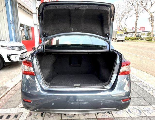 2015年 Nissan Sentra 1.8 傳奇版 原鈑件 認證車 定速巡航 感應頭燈 舒適感極佳的大型房車  第7張相片