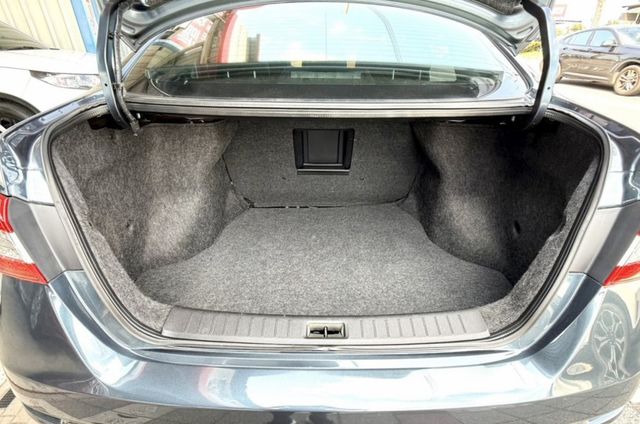 2015年 Nissan Sentra 1.8 傳奇版 原鈑件 認證車 定速巡航 感應頭燈 舒適感極佳的大型房車  第8張相片