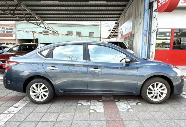 2015年 Nissan Sentra 1.8 傳奇版 原鈑件 認證車 定速巡航 感應頭燈 舒適感極佳的大型房車  第9張相片