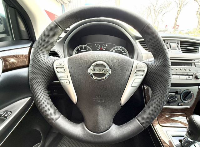 2015年 Nissan Sentra 1.8 傳奇版 原鈑件 認證車 定速巡航 感應頭燈 舒適感極佳的大型房車  第11張相片