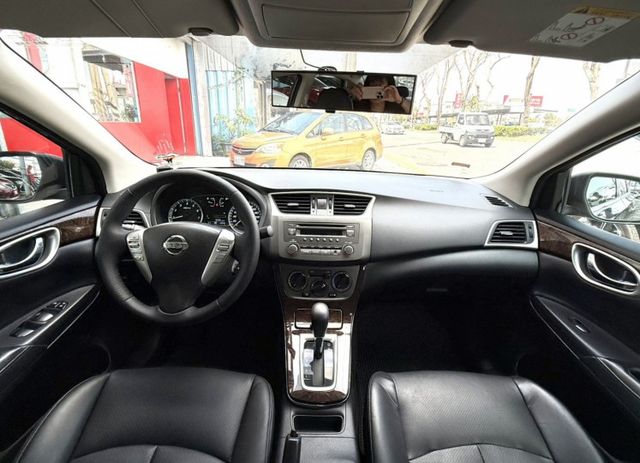 2015年 Nissan Sentra 1.8 傳奇版 原鈑件 認證車 定速巡航 感應頭燈 舒適感極佳的大型房車  第12張相片